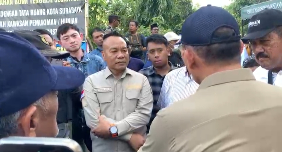 Anggota DPRD Surabaya Yona Bagus Widyatmoko meninjau pabrik peleburan emas. (IST)