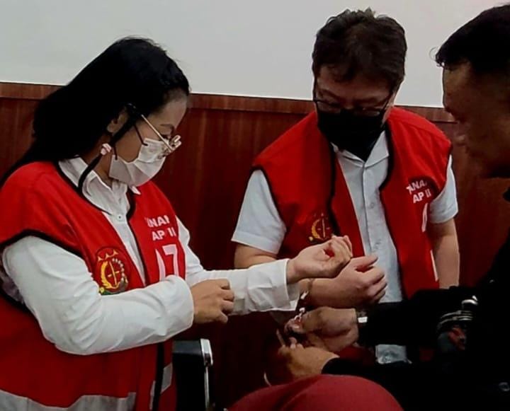 MENUNGGU: Sidang tuntutan dengan terdakwa Jan Hwa Diana dan suami ditunda hingga satu bulan.(SURYANTO/RADAR SURABAYA)