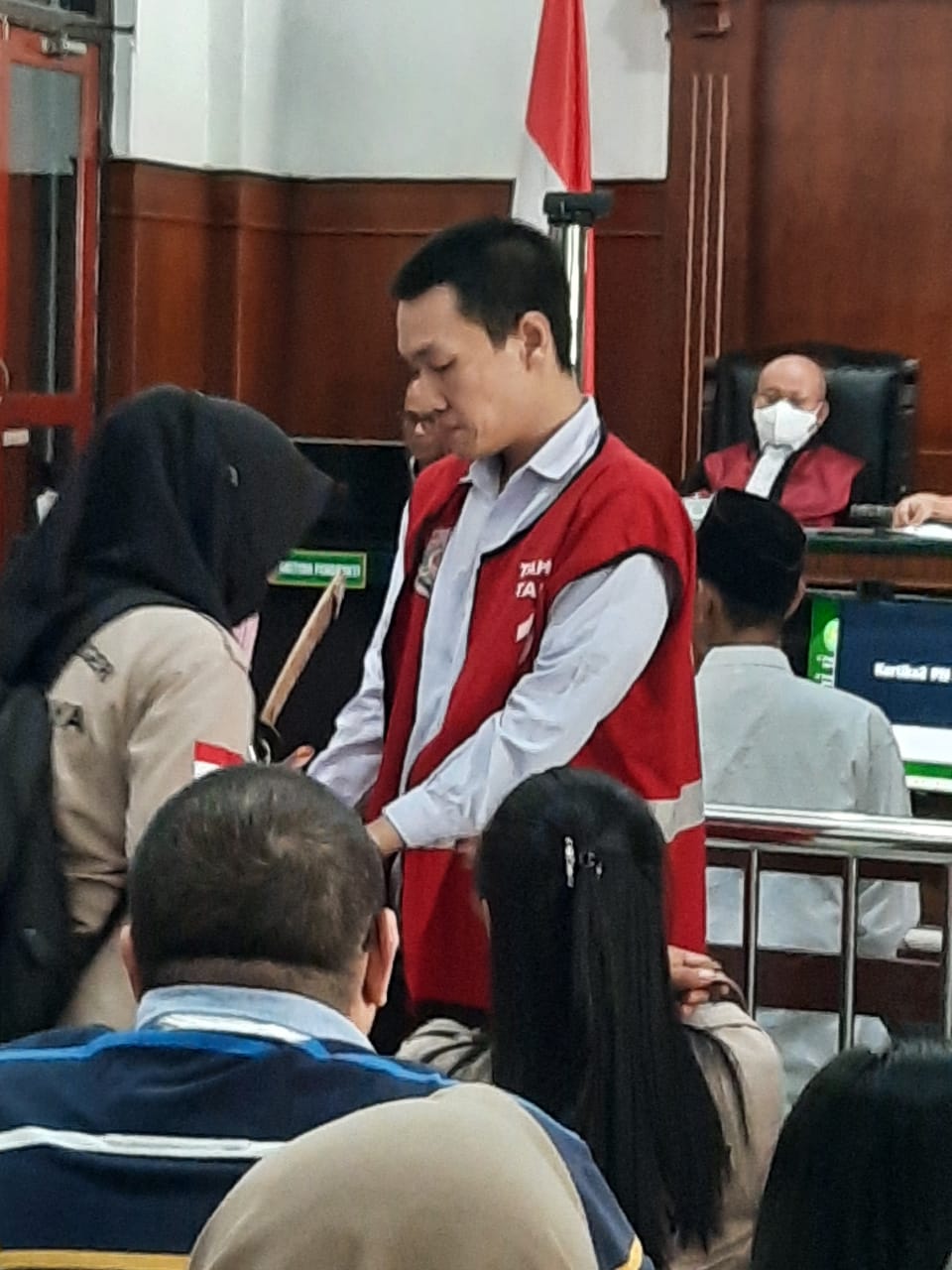 BERSIAP: Terdakwa saat hendak menjalani sidang di PN Surabaya. Ia disidang karena kepemilikan sajam dan mengancam pemilik toko.(SURYANTO/RADAR SURABAYA)