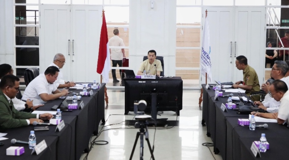 Wamenpora Taufik Hidayat memimpin rapat  memimpin rapat Pembahasan Substansi Permenpora Nomor 14 Tahun 2024 yang ditolak banyak pihak.