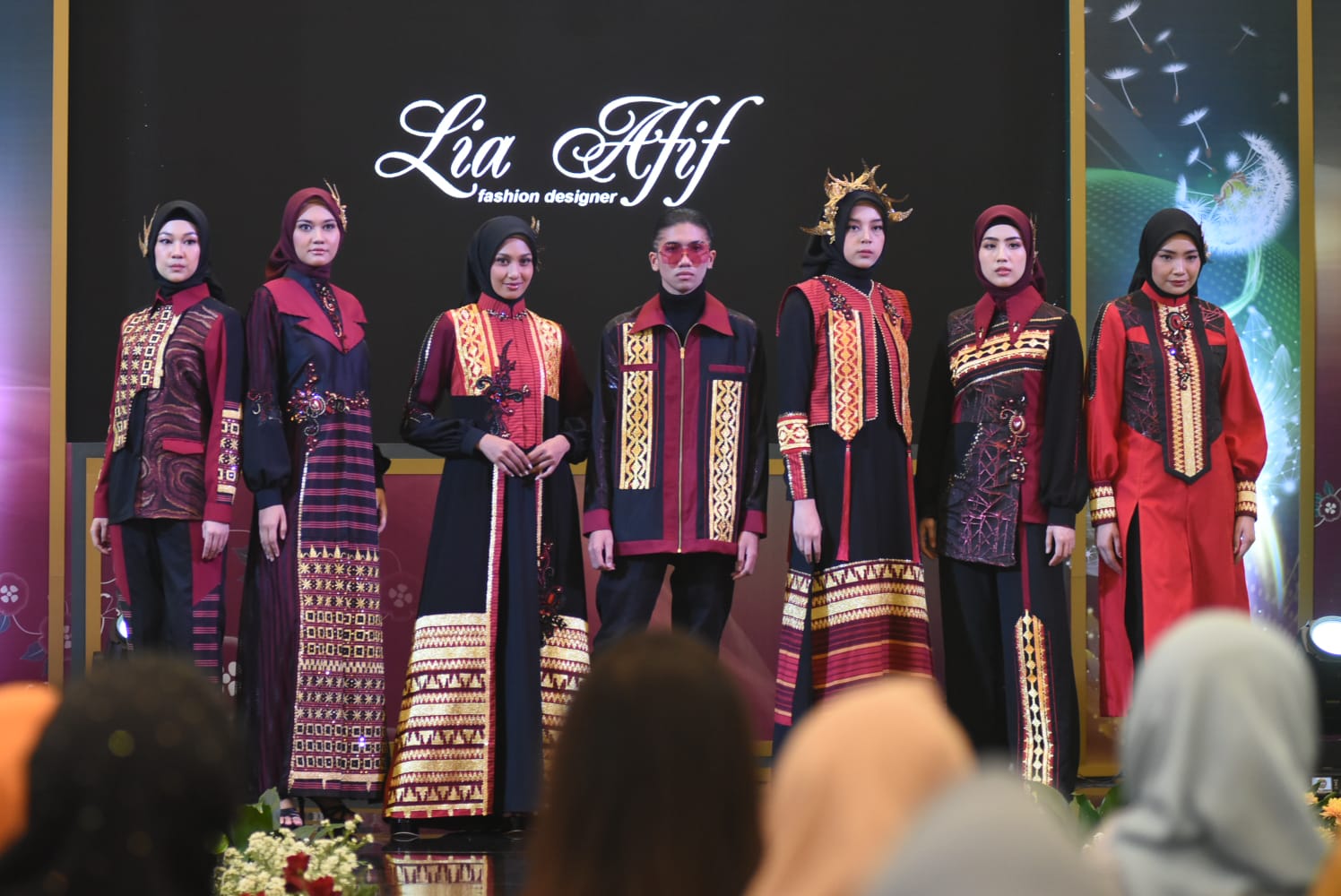 ELEGAN: Model berpose dengan mengenakan busana muslim berbahan kain tenun tapis Lampung, karya desainer asal Surabaya, Lia Afif dalam peragaan busana di Tunjungan Plaza Surabaya.