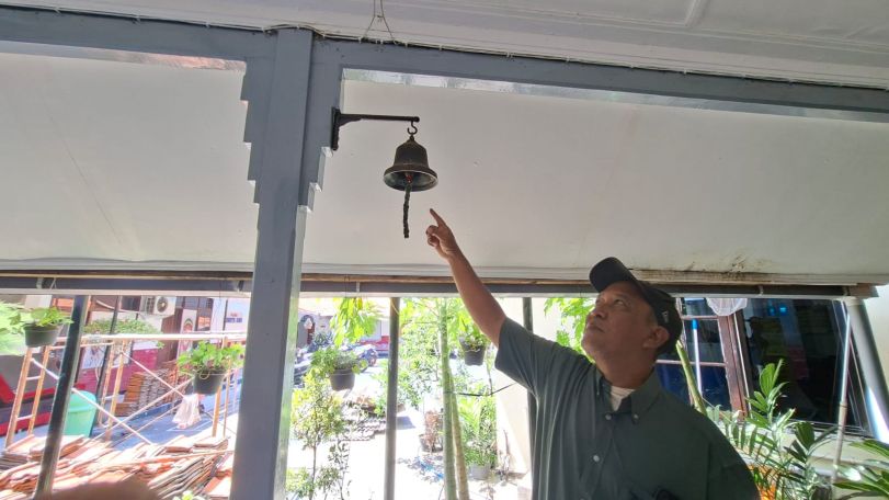 BUKTI: Salah satu warga menunjukkan lonceng yang masih digunakan di Mapolsek Bubutan Surabaya