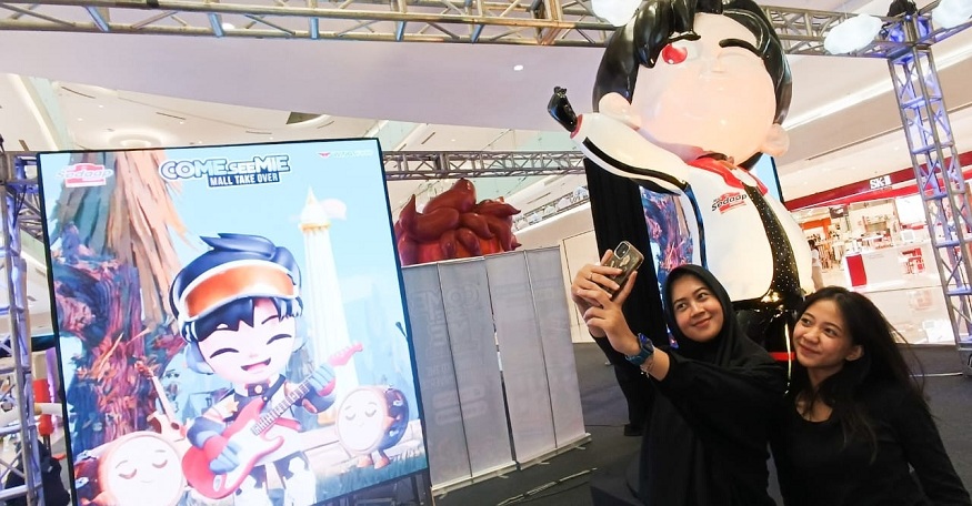WEFIE KOMIK: Dua orang pengunjung berwefie dengan latar belakang karakter kartun karya kreator lokal, Ferry Woketoon dalam event yang digelar di Ciputra World Surabaya.
