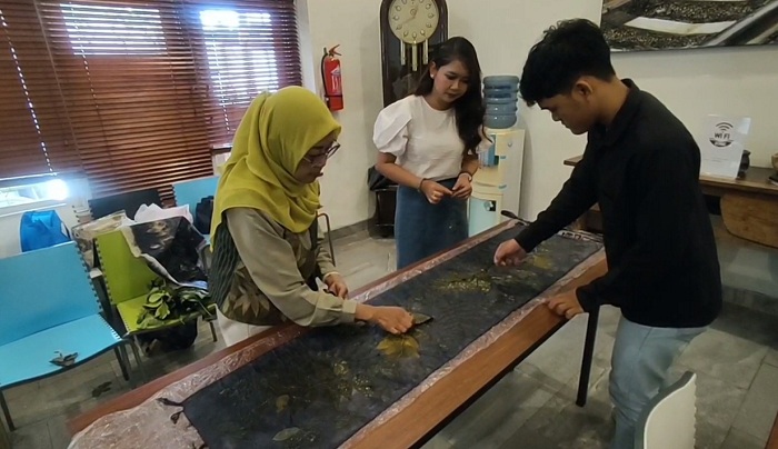 PROSES: Pembuatan produk fasyen ecoprint yang kini sedang mengalami perkembangan pesat.