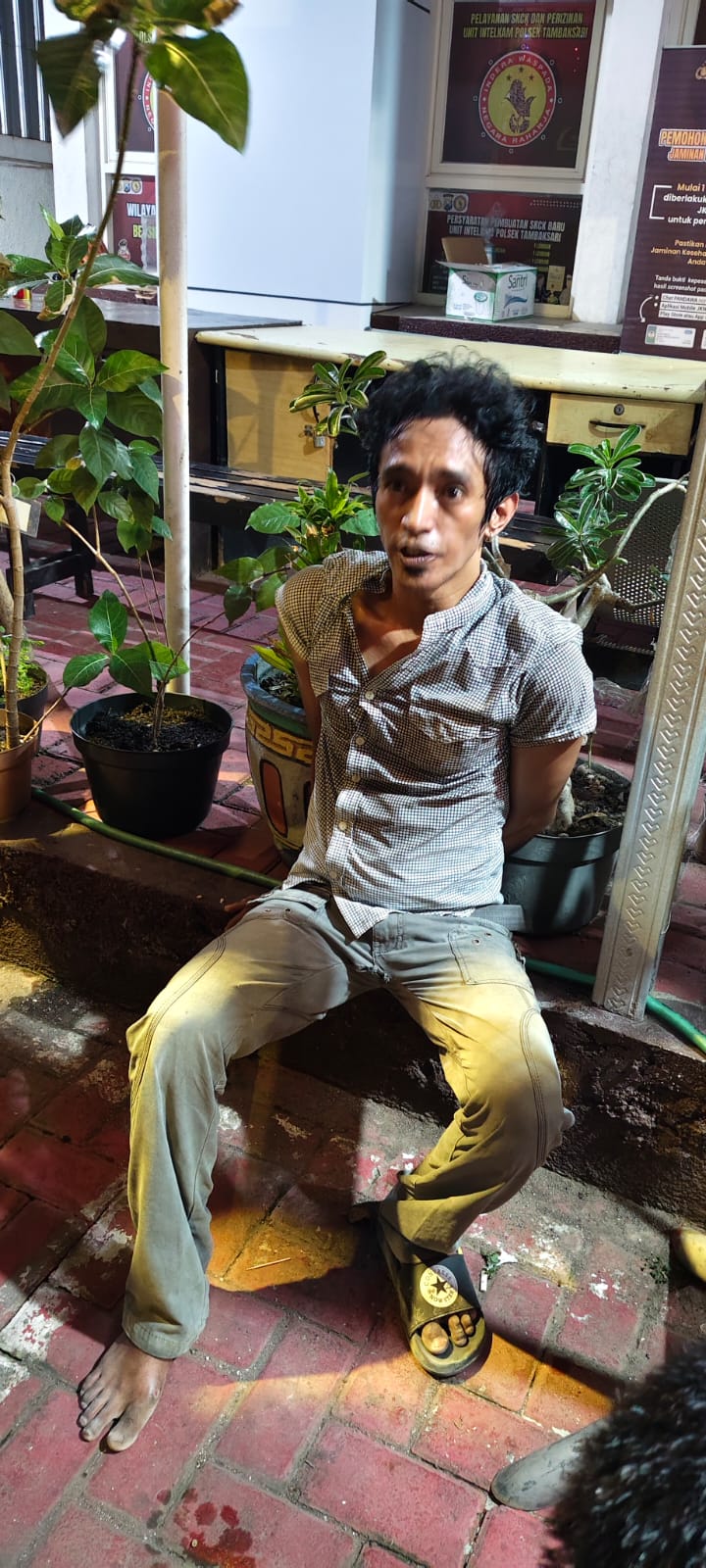 TAK BERKUTIK : Tersangka M Riduan diamankan usai tepergok bobol rumah M Agus di Jalan Jedong, Tambaksari, Surabaya, Jumat (12/9) malam.(IST/RADAR SURABAYA)