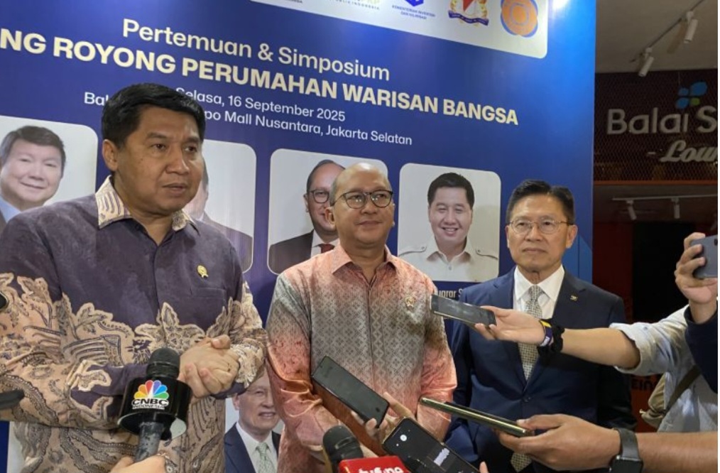 CEO Danantara Rosan Roslani (tengah) menyambut positif dana Rp200 triliun disalurkan ke bank Himbara.