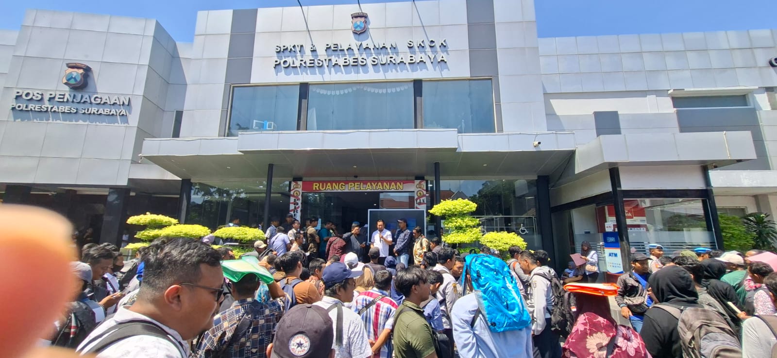 Antrean pengurusan SKCK di Surabaya. (Mahrus/Radar Surabaya)