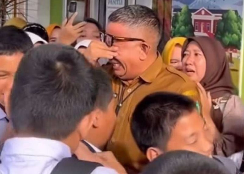 Kepsek SMPN 1 Prabumulih menangis dipeluk murid usai dicopot, isu anak wali kota ikut terseret.
