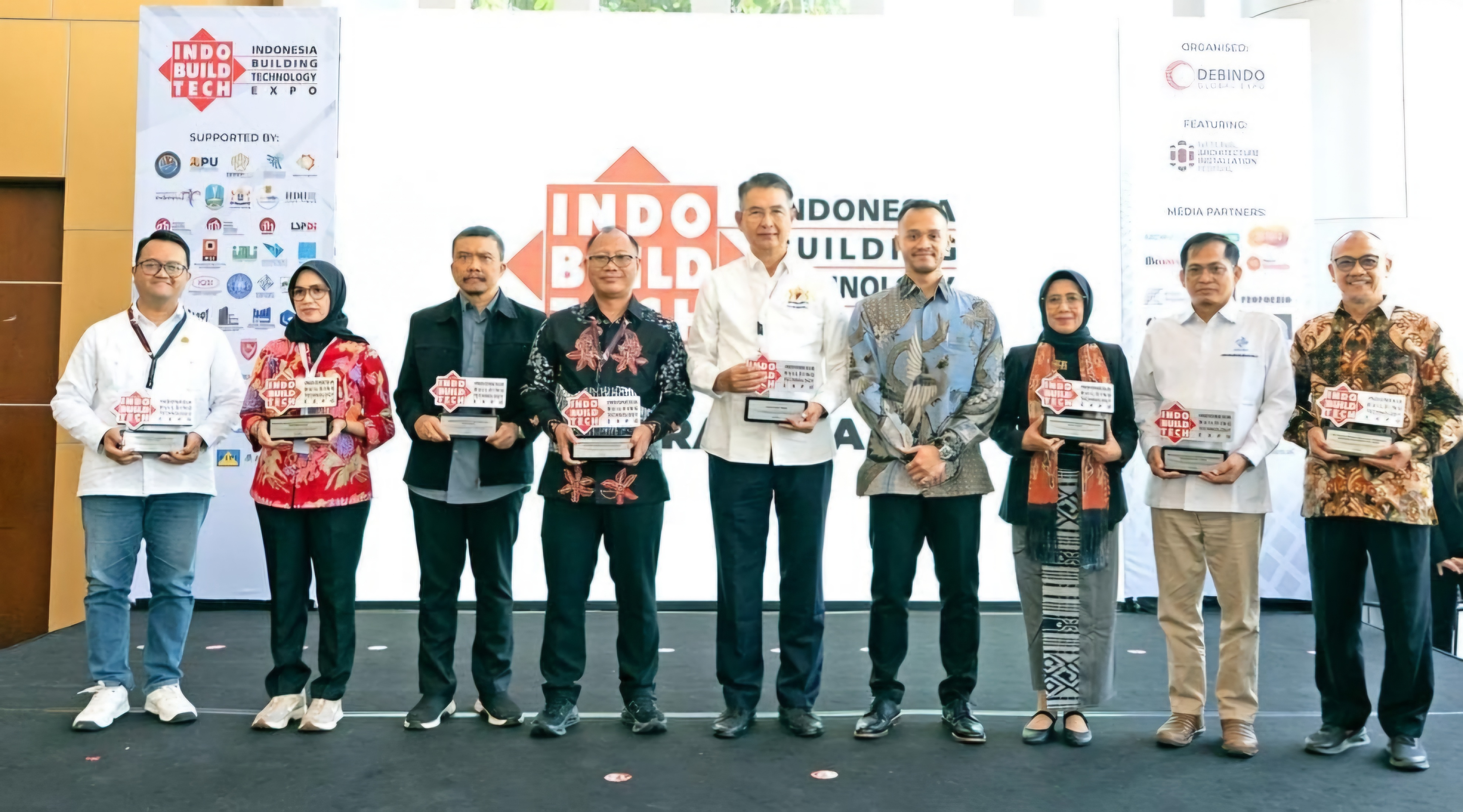 APRESIASI: Sebagai penyelenggara pameran, Debindo memberikan apresiasi kepada 11 asosiasi mitra atas dukungan menyukseskan IndoBuildTech.(IST/RADAR SURABAYA)