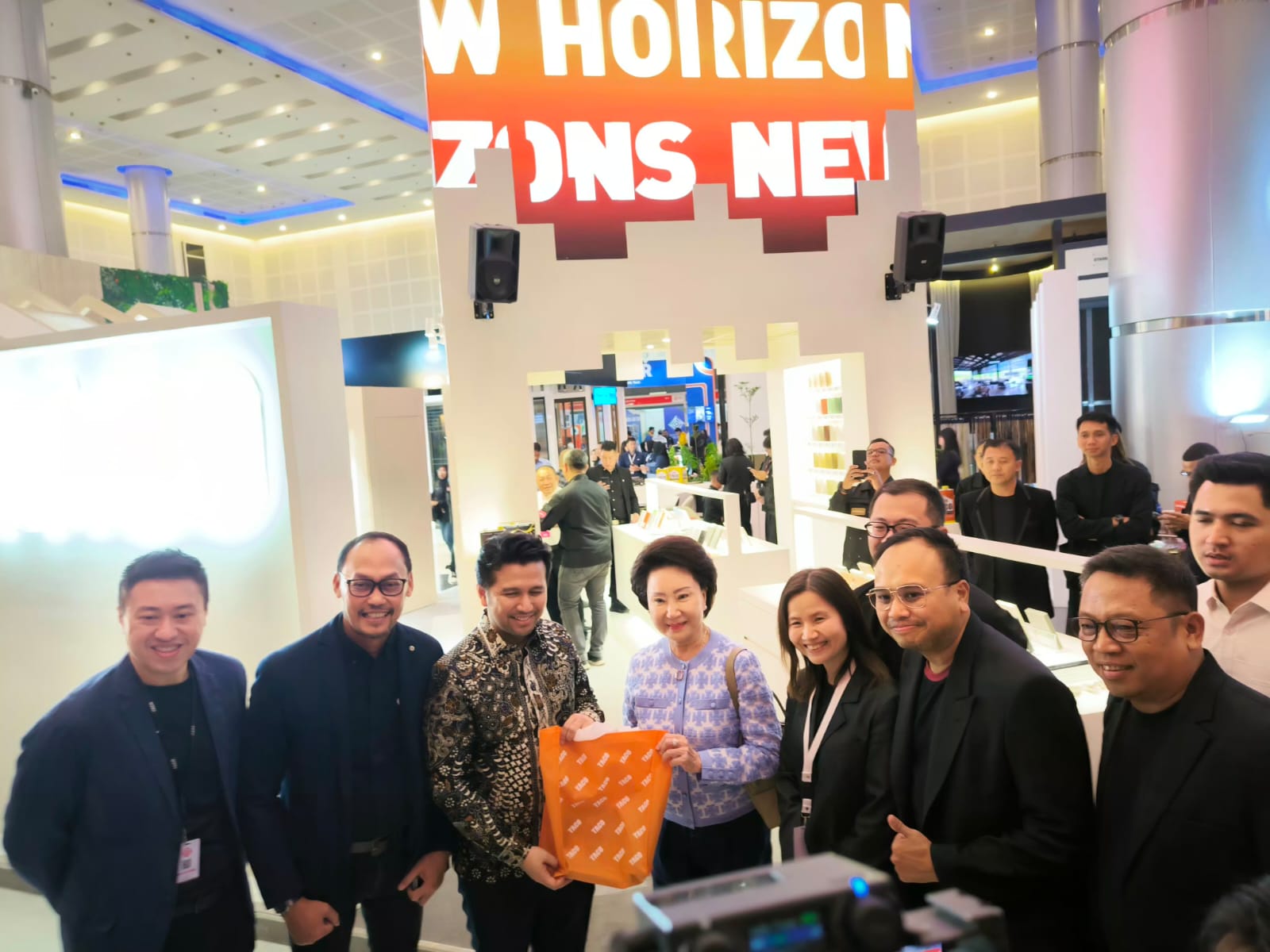 PRODUK TERBARU: Wagub Emil Elestianto Dardak, saat mampir di booth TACO yang menampilkan ratusan produk terbaru dalam IndoBuild Tech Surabaya 2025.(IST/RADAR SURABAYA)