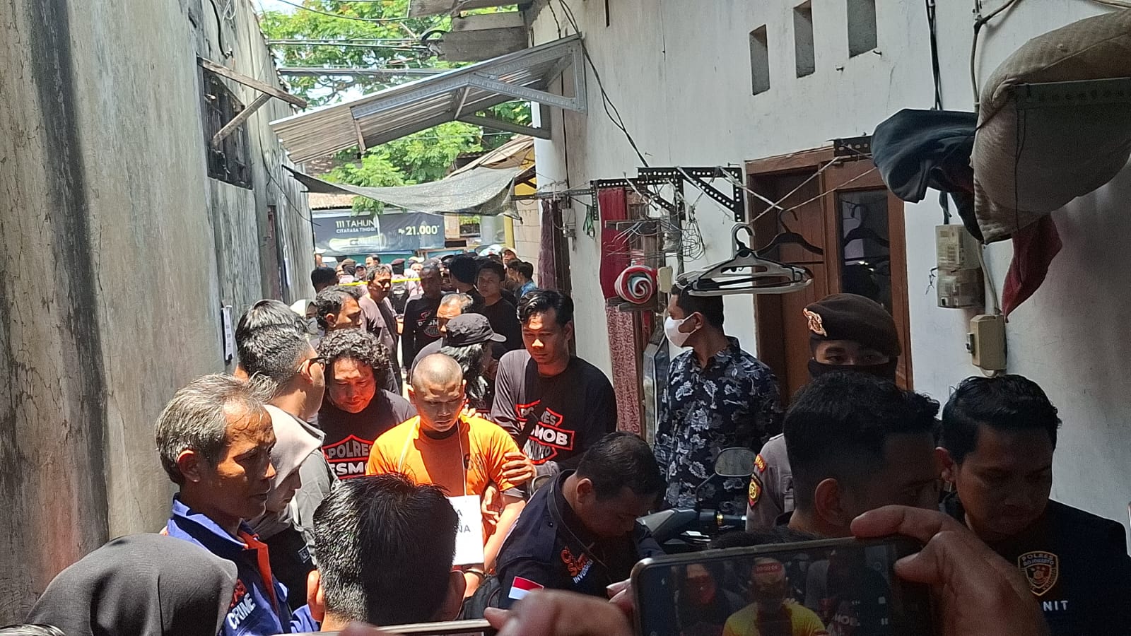 REKA ULANG: Tersangka kasus mutilasi Alvi saat menjalani rekontruksi di kos Lidah Wetan, Surabaya. (M MAHRUS/RADAR SURABAYA)