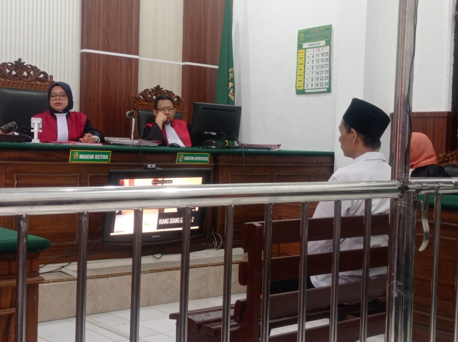 MENYIMAK: Terdakwa pengedar sabu Wahyu ditangkap di kosnya Jalan Tambak Dalam, Asemrowo, Surabaya. (SURYANTO/RADAR SURABAYA)