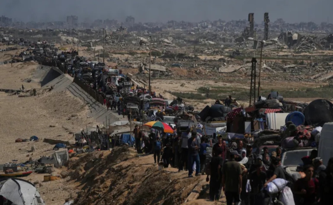 Warga Palestina yang mengungsi melarikan diri dari Gaza utara di sepanjang jalan pesisir menuju selatan pada hari Selasa, setelah militer Israel mengatakan telah memperluas operasinya di Kota Gaza.