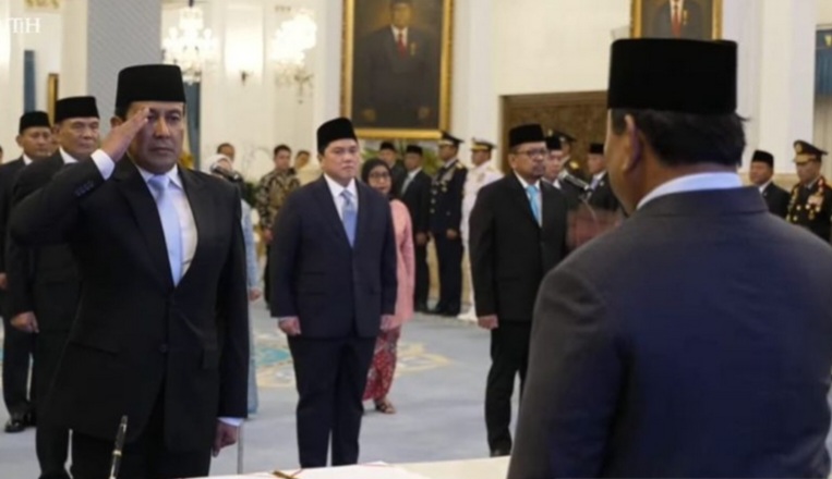 Presiden RI Prabowo Subianto melantik Ahmad Dofiri sebagai Penasihat Khusus Presiden Bidang Keamanan dan Ketertiban Masyarakat dan Reformasi Kepolisian di Istana Negara, Jakarta, Rabu (17/9/2025).