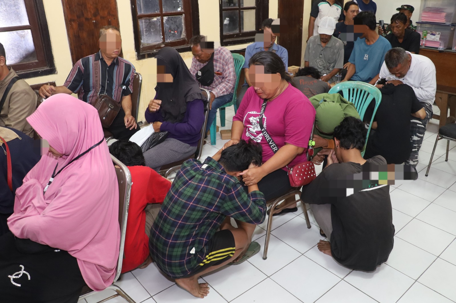 MENANGIS: Remaja yang terlibat tawuran di Jalan Kalilom Lor, Surabaya, menangis saat sungkem ke orang tuanya. (IST/RADAR SURABAYA)