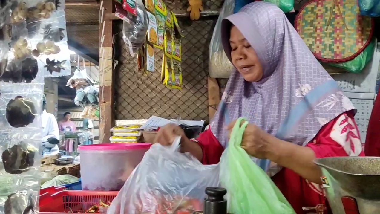 Pedagang di Pasar Dukuh Kupang Surabaya menyiasati menjual cabai rentengan ditengah kondisi harga yang meroket. (RAHMAT SUDRAJAT/RADAR SURABAYA)