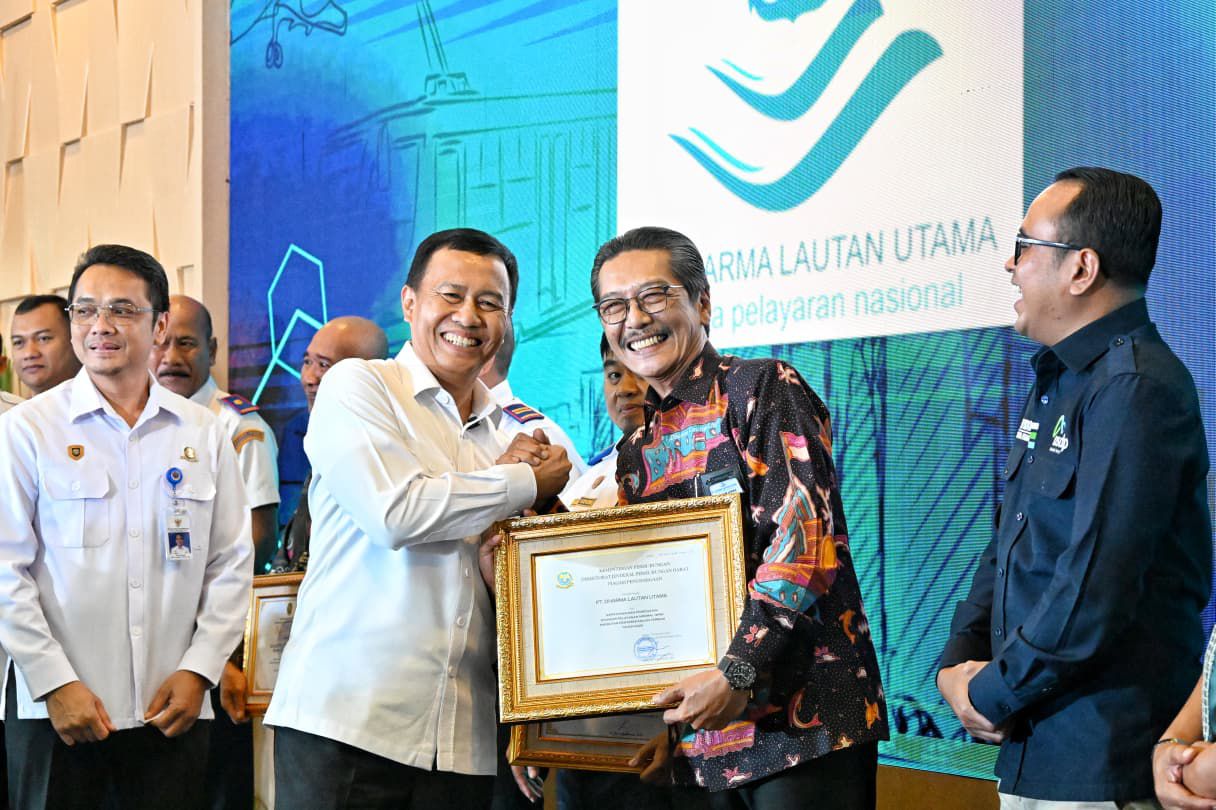 PRESTASI: Direktur Utama PT DLU, Erwin H. Poedjono menerima penghargaan pada acara Hari Perhubungan Nasional dan Hari Keselamatan LLAJ Nasional Tahun 2025, Rabu (17/9).
