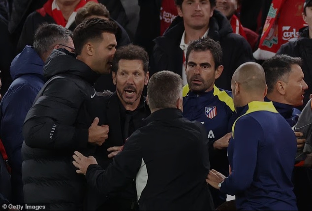 Diego Simeone harus ditahan oleh tim pelatih dan steward selama bentrokan di pinggir lapangan.