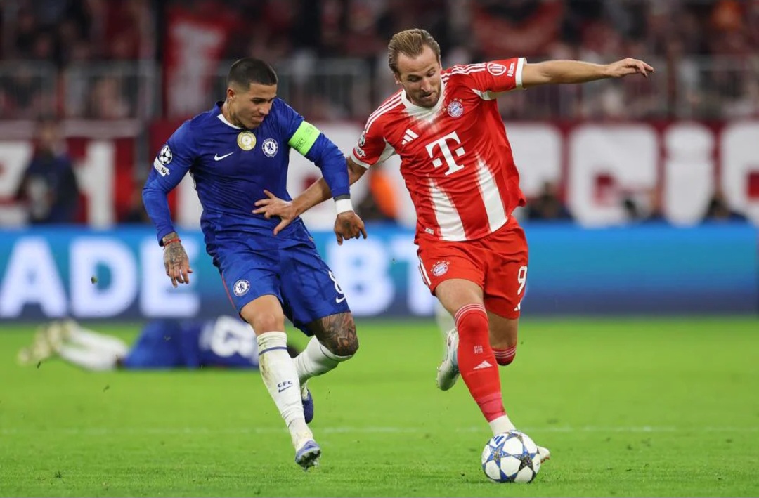 Harry Kane (kanan) cetak brace saat Bayern Munich tumbangkan Chelsea.