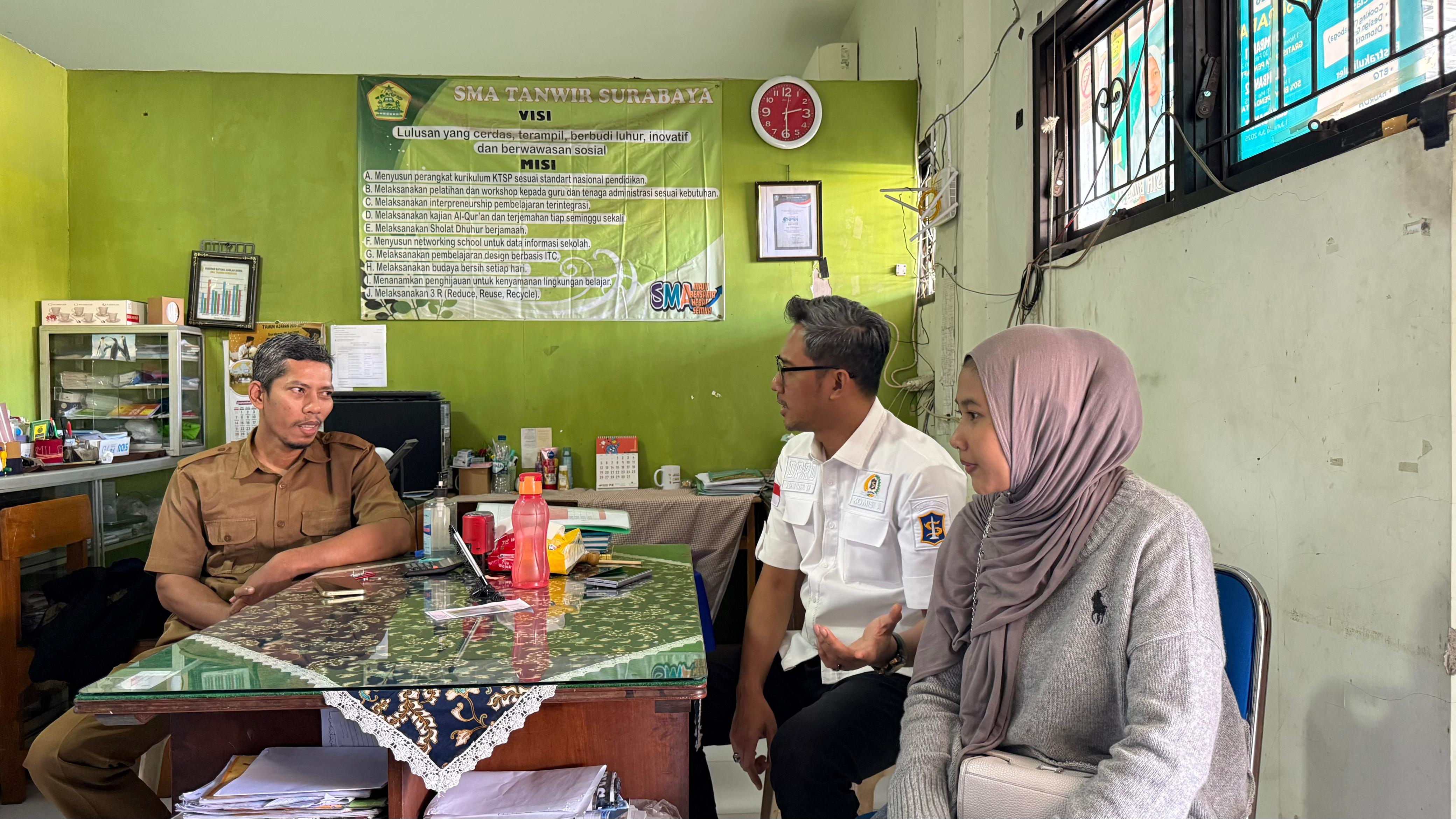 Kasus penahanan ijazah masih terjadi di Surabaya. (IST)
