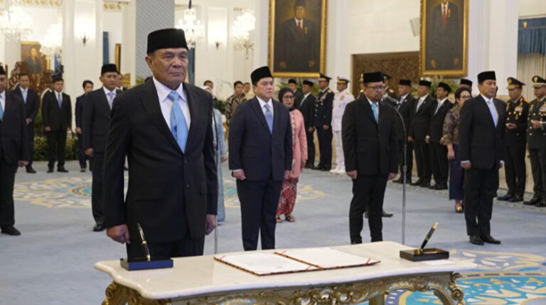 Letnan Jenderal Djamari Chaniago dilantik menjadi Menteri Koordinator bidang Politik dan Keamanan (Menko Polkam).