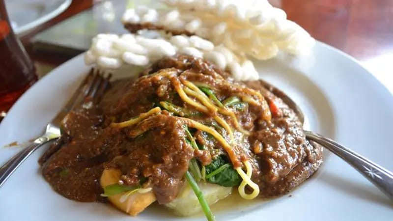 Rujak Cingur kuliner khas Surabaya