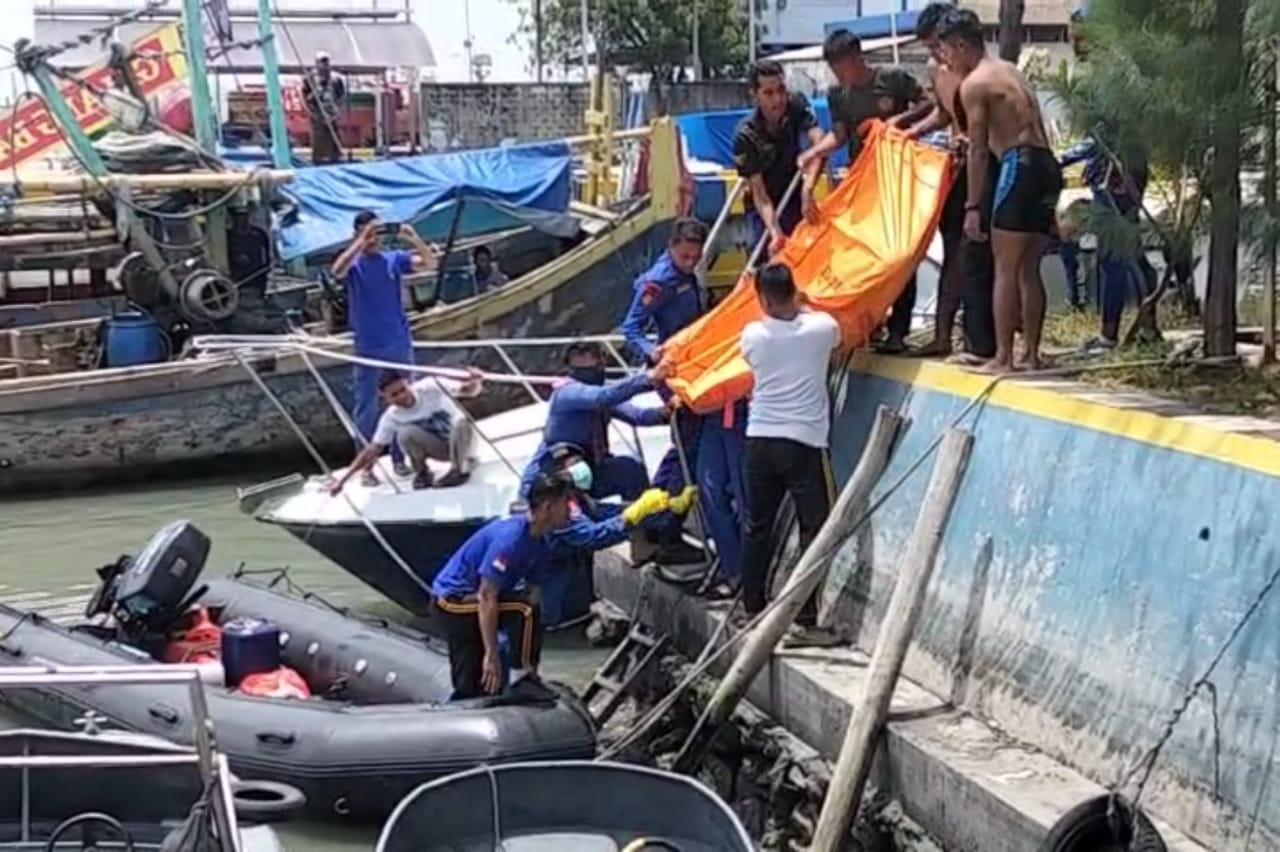 EVAKUASI: Petugas mengevakuasi jasad korban warga Buduran Sidoarjo yang ditemukan di Alur Pelayaran Timur Surabaya. (IST/RADAR SURABAYA)