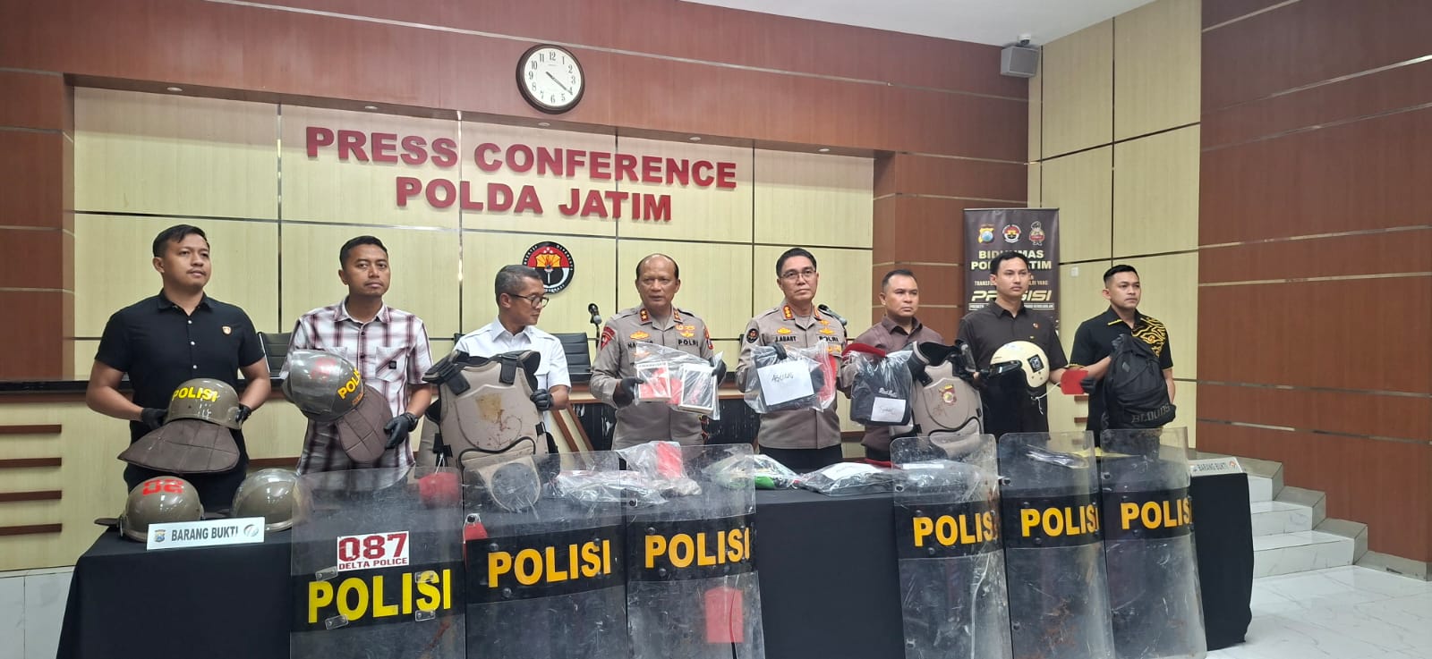 BARANG BUKTI: Polda Jatim proses hukum 315 orang terkait kerusuhan di kabupaten dan kota se-Jawa Timur. (M MAHRUS/RADAR SURABAYA)