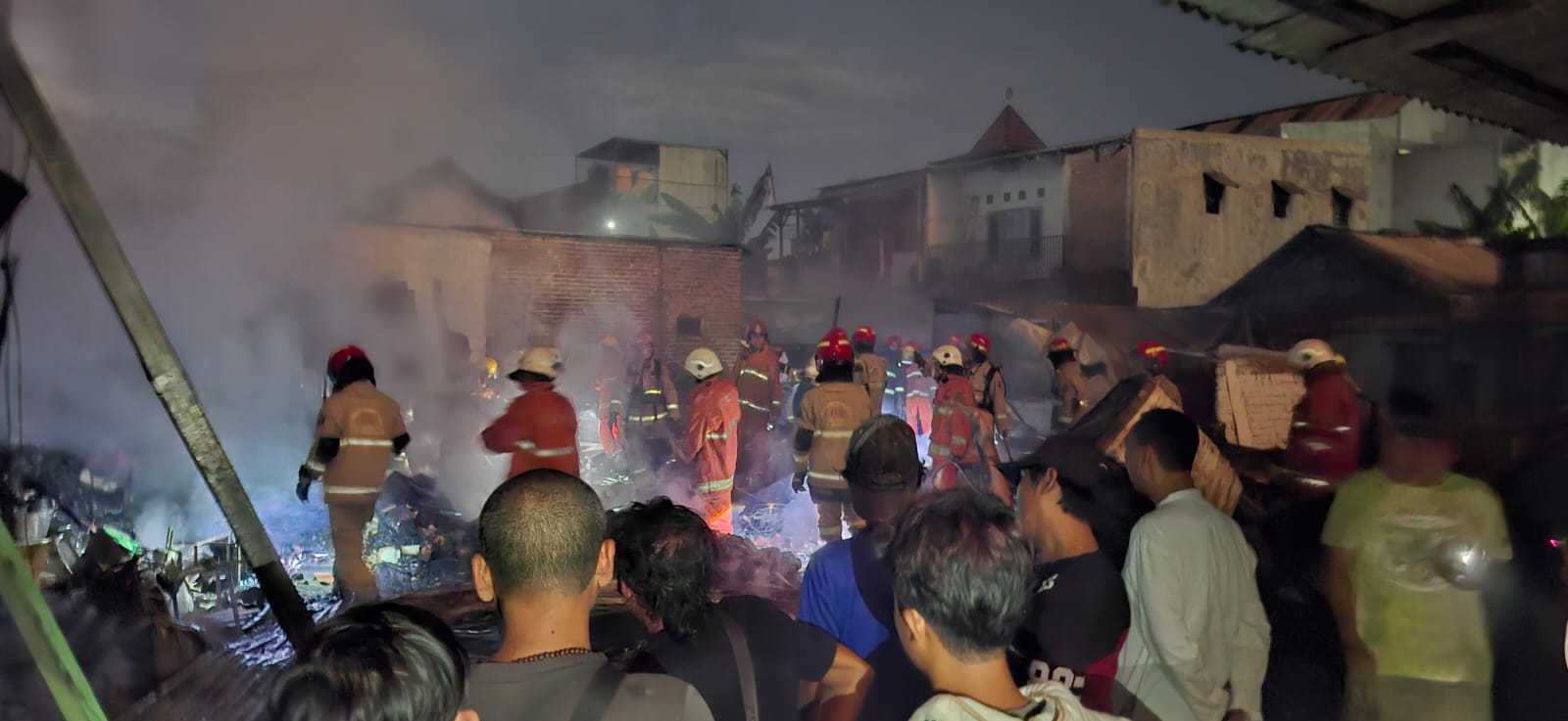 HABIS: Kondisi bangunan nonpermanen dan kos yang terbakar di Jalan Jemur Wonosari Gang Masjid, Surabaya. (MAHRUS/RADAR SURABAYA)