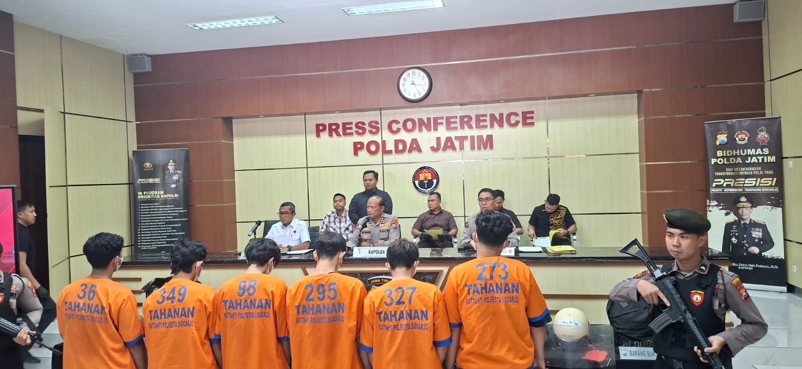 DITANGKAP: Sebanyak 18 orang ditetapkan tersangka terkait pembakaran pos polisi dan serang anggota di Waru, Sidoarjo. (MAHRUS/RADAR SURABAYA)