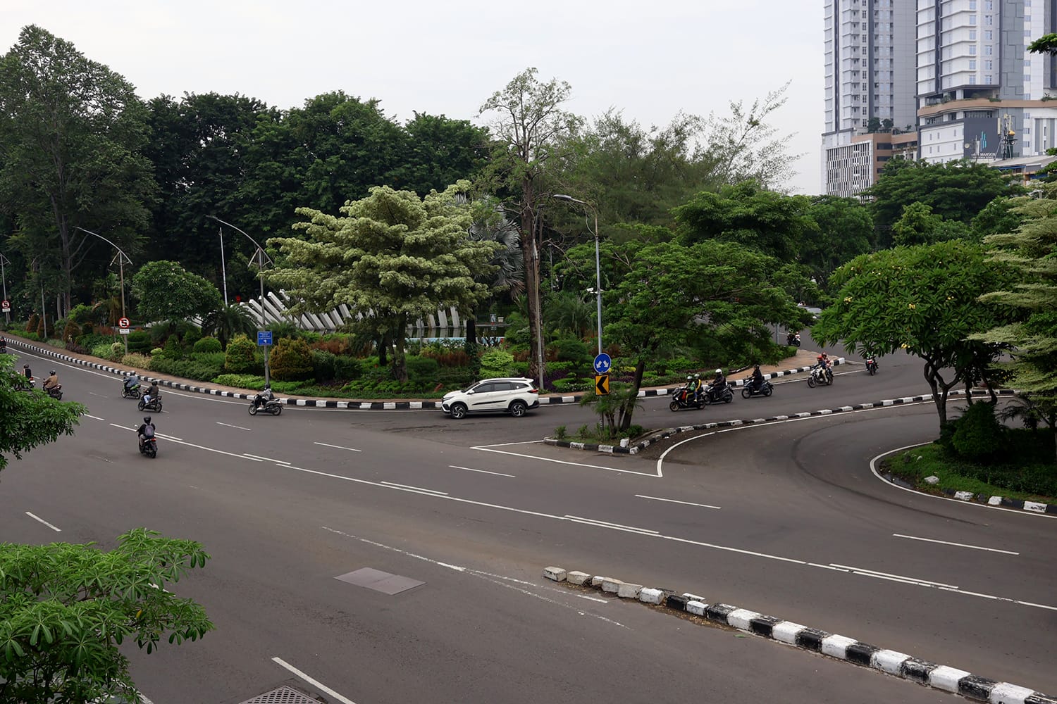 Bundaran Taman Pelangi salah satu titik kemacetan di Surabaya saat jam sibuk. (IST)