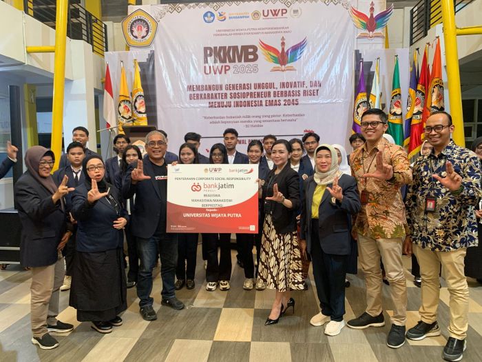 SELAMAT: Plt Kepala Bank Jatim Cabang HR Muhammad, Agustin Dyah Ambarwati (depan, rok batik) menyerahkan bantuan beasiswa secara simbolik kepada Rektor UWP Dr. Budi Endarto, SH., M.Hum. di kampus UWP.
