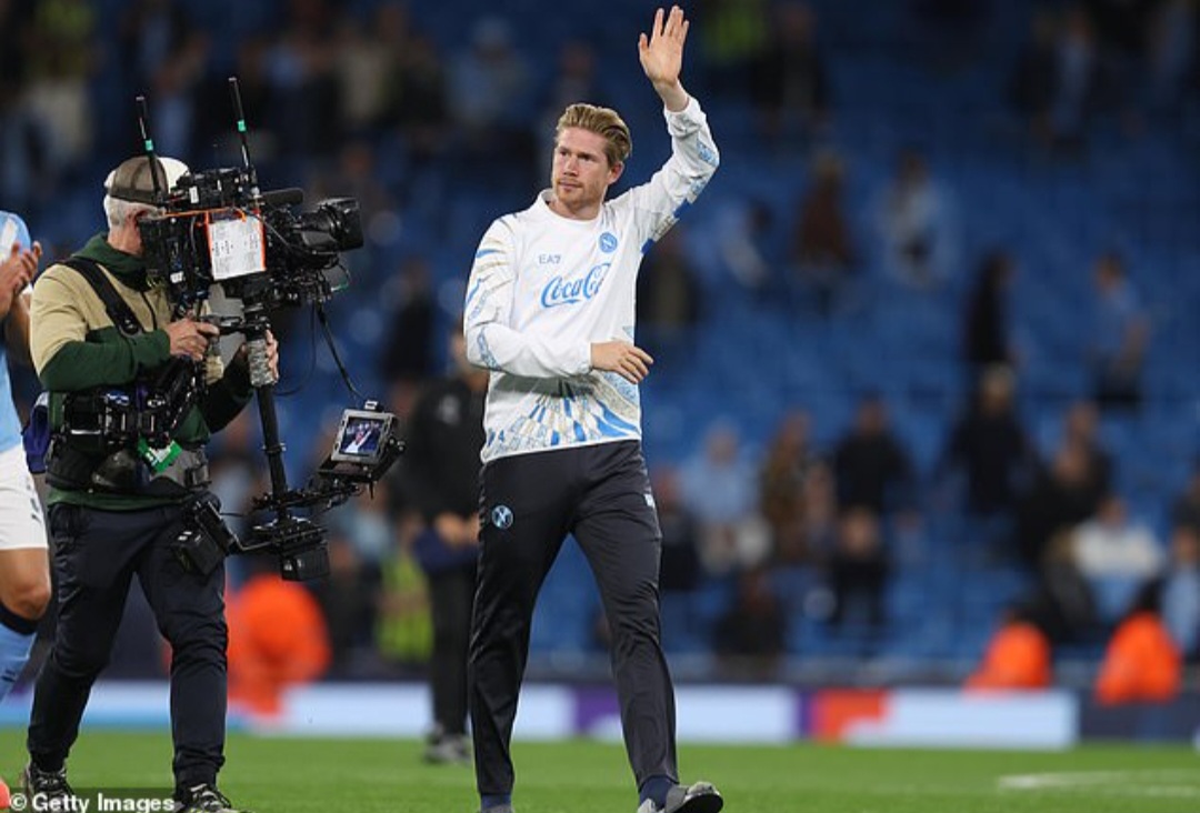 Kevin De Bruyne disambut hangat suporter tuan rumah.