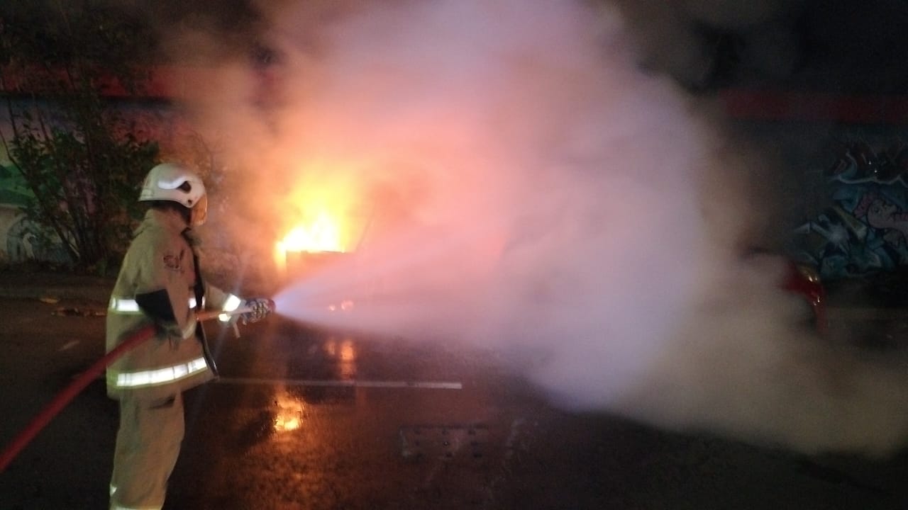 PEMADAMAN: Petugas DPKP Surabaya melakukan pemadaman mobil yang terbakar di Jalan Sukolilo, Bulak, Surabaya. (IST/RADAR SURABAYA)