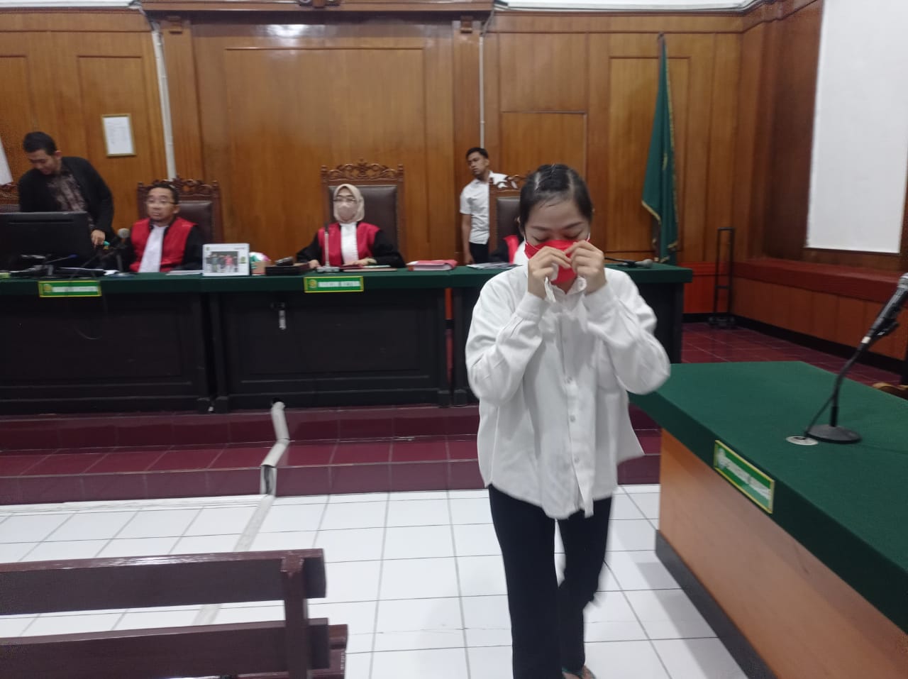 BERMASKER: Terdakwa usai menjalani sidang di PN Surabaya. Ia divonis satu tahun dua bukan penjara atas kasus pemalsuan cek.(SURYANTO/RADAR SURABAYA)