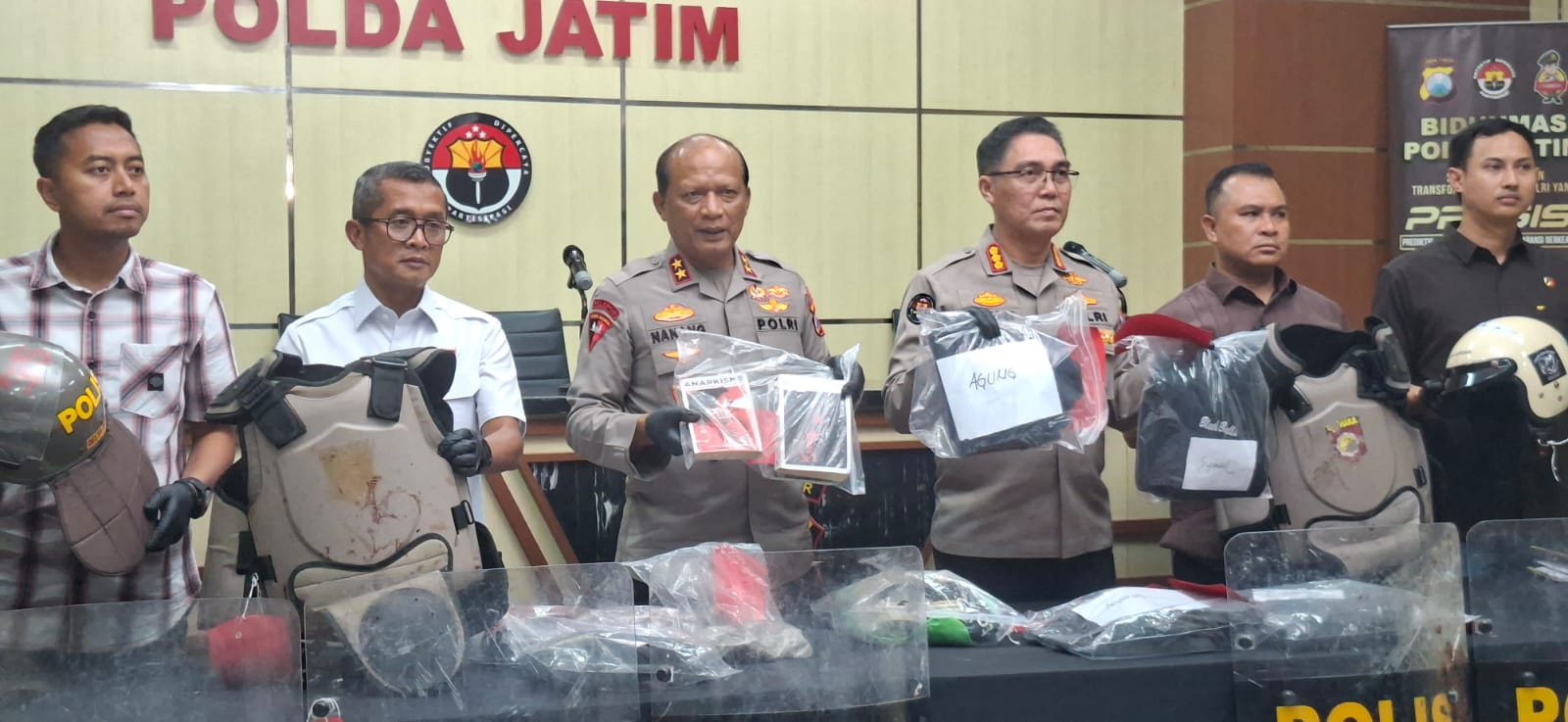 TEGAS : Kapolda Jatim Irjen Pol Nanang Avianto menunjukkan salah satu barang bukti. Polda Jatim masih memburu dalang aksi kerusuhan ini.(M MAHRUS/RADAR SURABAYA)