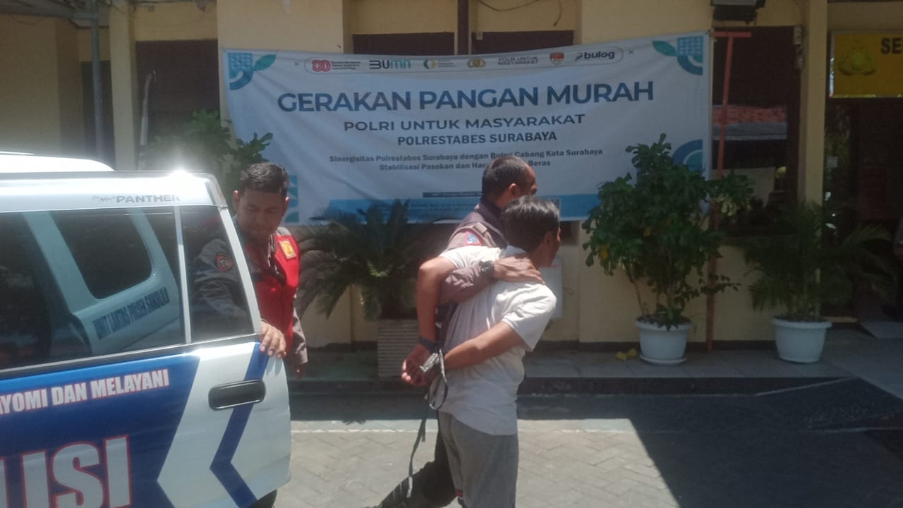 DIAMANKAN: M saat diamankan ke Polsek Sukolilo. Terduga pelaku rudapaksa itu saat ini diamankan di Unit PPA Satreskrim Polrestabes Surabaya.(IST/RADAR SURABAYA)