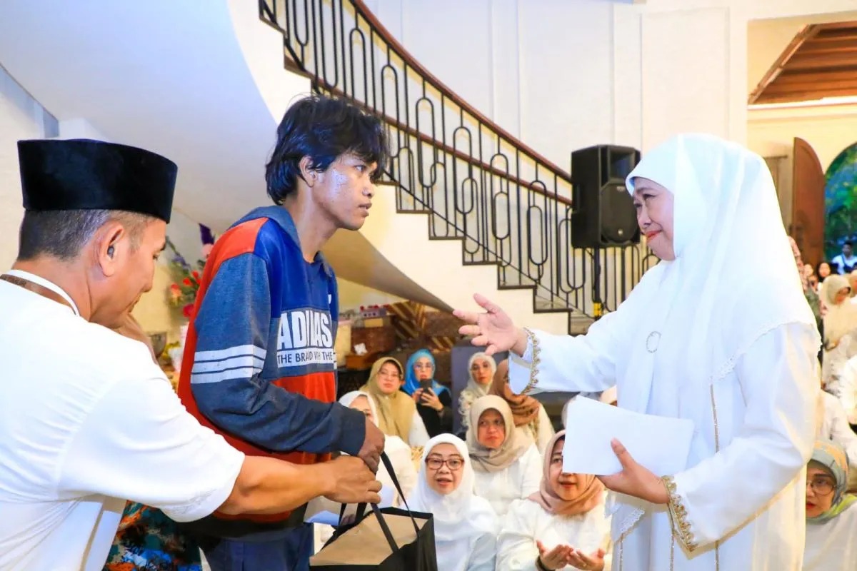 Gubernur Jawa Timur Khoffiah Indar Parawansa memberikan bantuan kepada korban kebakaran di Jemur Wonosari Surabaya. (IST)