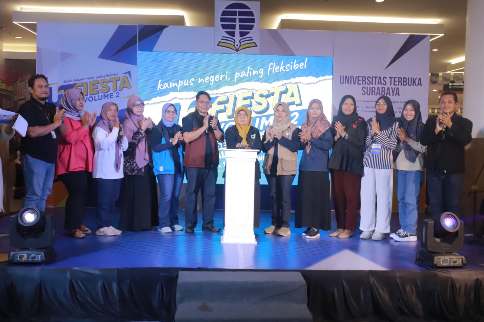 MEWADAHI: Direktur Universitas Terbuka (UT) Surabaya membuka UT Fiesta 2025 digelar di Atrium Royal Plaza Surabaya, Sabtu (20/9).(SURYANTO/RADAR SURABAYA)