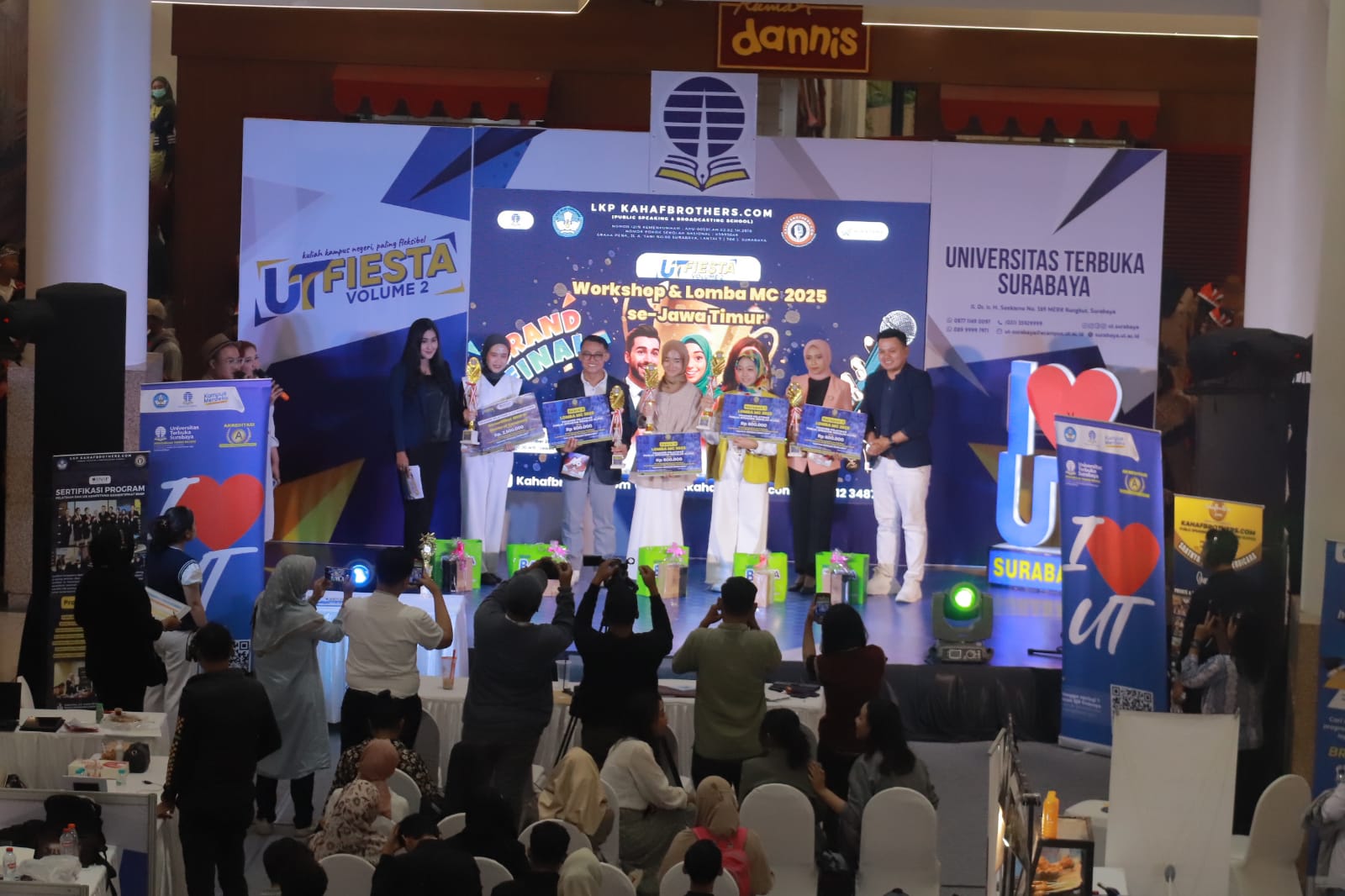 ANTUSIAS: UT Fiesta dimeriahkan berbagai kompetisi minat bakat siswa, pameran pendidikan, bazar UMKM, dan pentas seni.(SURYANTO/RADAR SURABAYA)