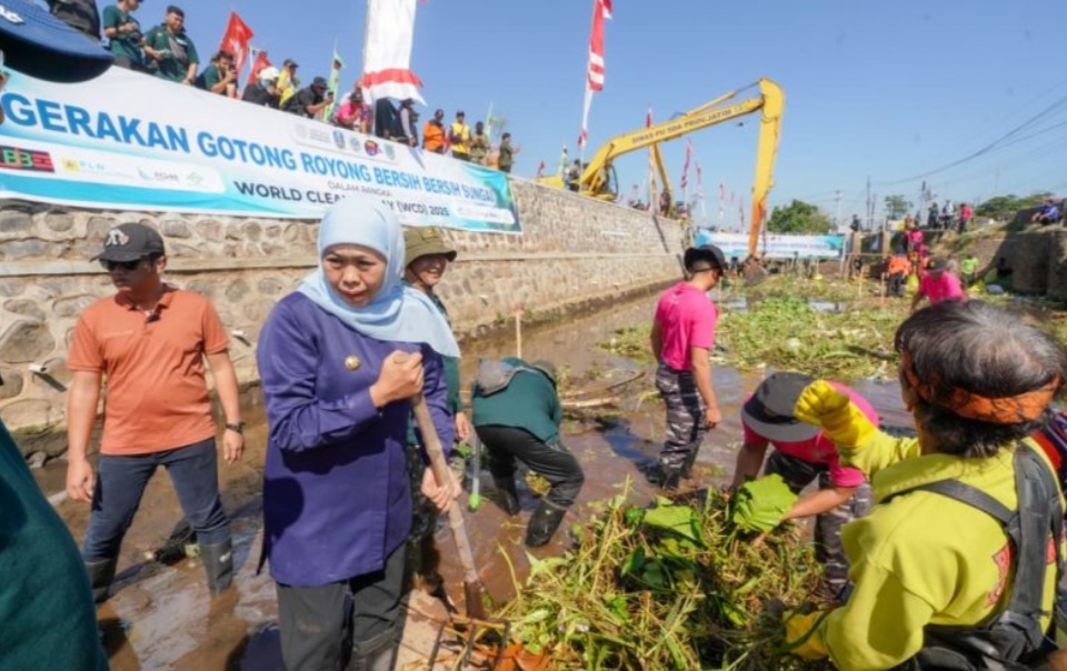 Gubernur Jatim Khofifah Indar Parawansa bersama banyak pihak melakukan aksi bersih-bersih sungai legundi di kawasan RSUD Ar-Rozy, Kota Probolinggo, Sabtu (20/9/2025).