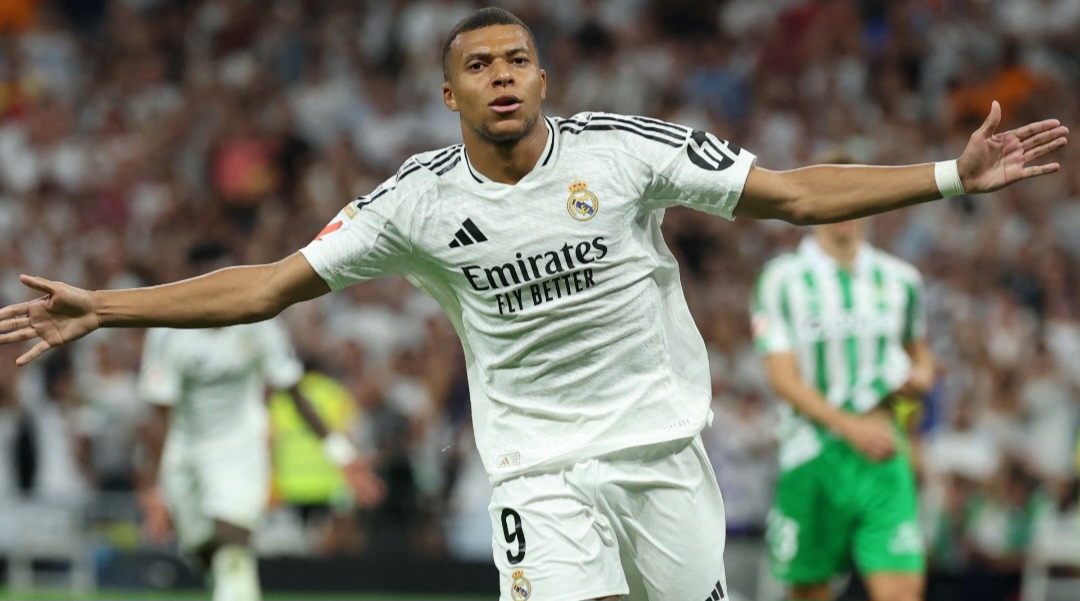 Kylian Mbapp&eacute; jadi andalan Los Blancos jebol gawang Espanyol.
