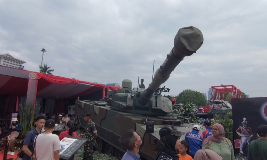 Pengunjung memandangi Tank Harimau yang menjadi dekorasi di acara TNI AD Fair 2025, Kawasan Monumen Nasional, Jakarta, Sabtu (20/9).