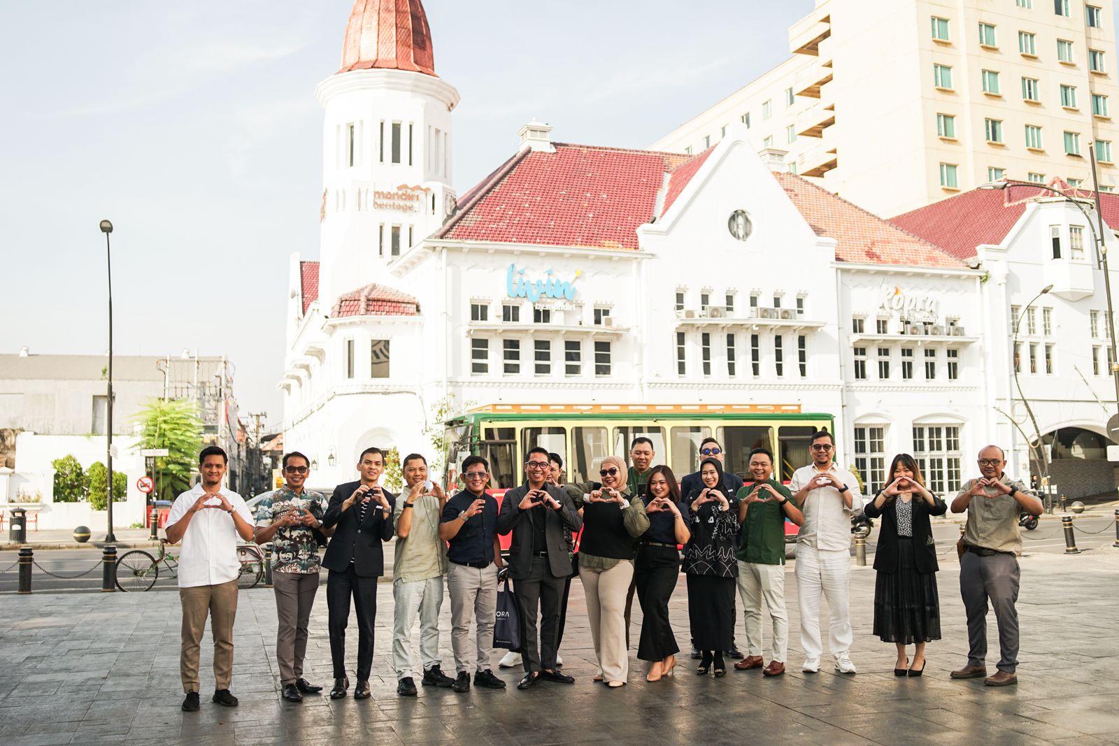 NIKMATI KOTA LAMA: Sejumlah pengunjung, menikmati keindahan dari Kota Lama Surabaya yang berada di kawasan Surabaya Utara, dengan menggunakan Surabaya Sightseeing and City Tour Bus dalam berkeliling.