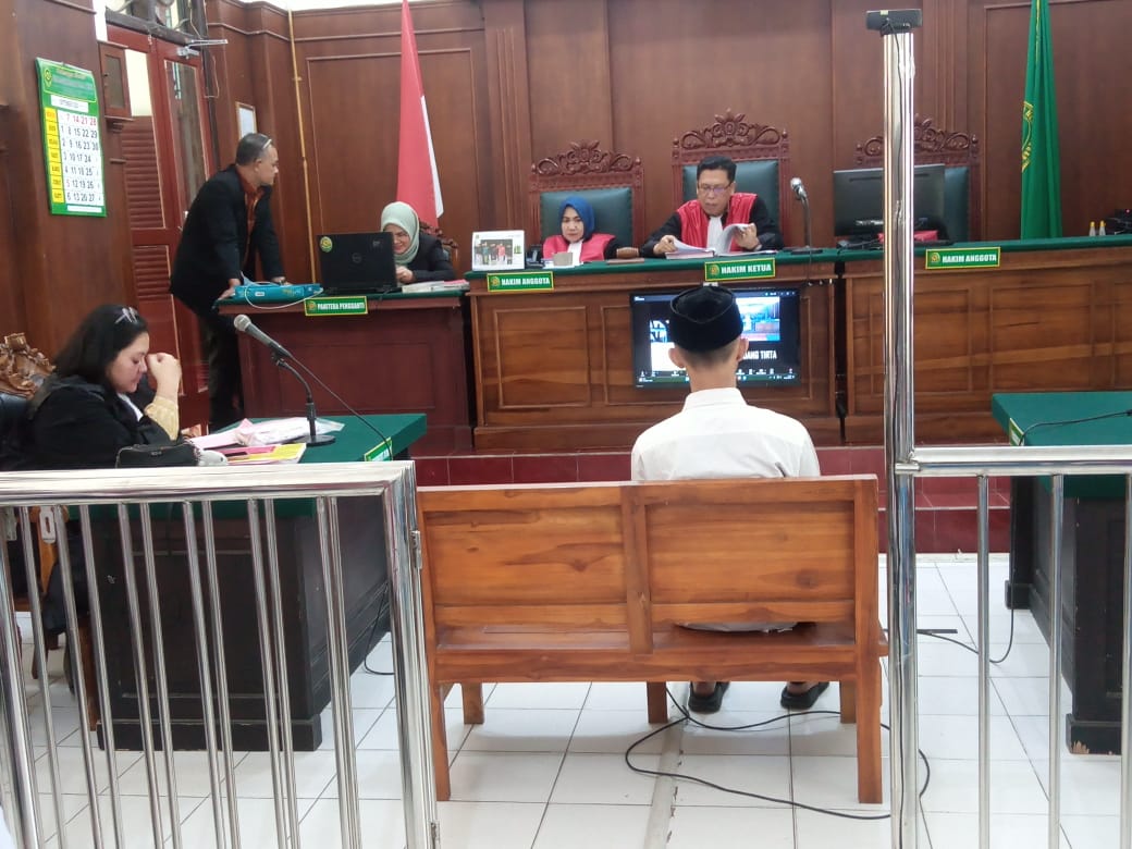 RINGAN: Terdakwa divonis empat bulan penjara di PN Surabaya. Ia menipu korbannya lewat aplikasi kencan dan bawa lari dua sepeda motor.(SURYANTO/RADAR SURABAYA)