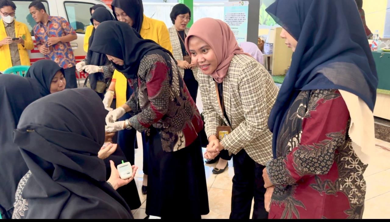 PELATIHAN TERPADU: Tingkatkan pengetahuan, keterampilan, dan kualitas pelayanan melalui pelatihan terpadu penggunaan alat glukosa darah oleh tim pengabdian masyarakat.(IST/RADAR SURABAYA)