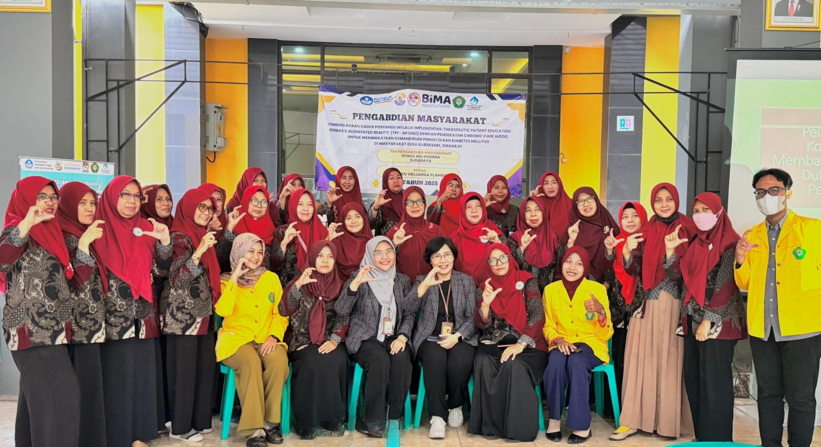 KOMPAK: Foto bersama usai pelatihan Psikososial dan Komunikasi Terapeutik guna membangun edukasi empatik dan dukungan holistik untuk penyandang diabetes.(IST/RADAR SURABAYA)