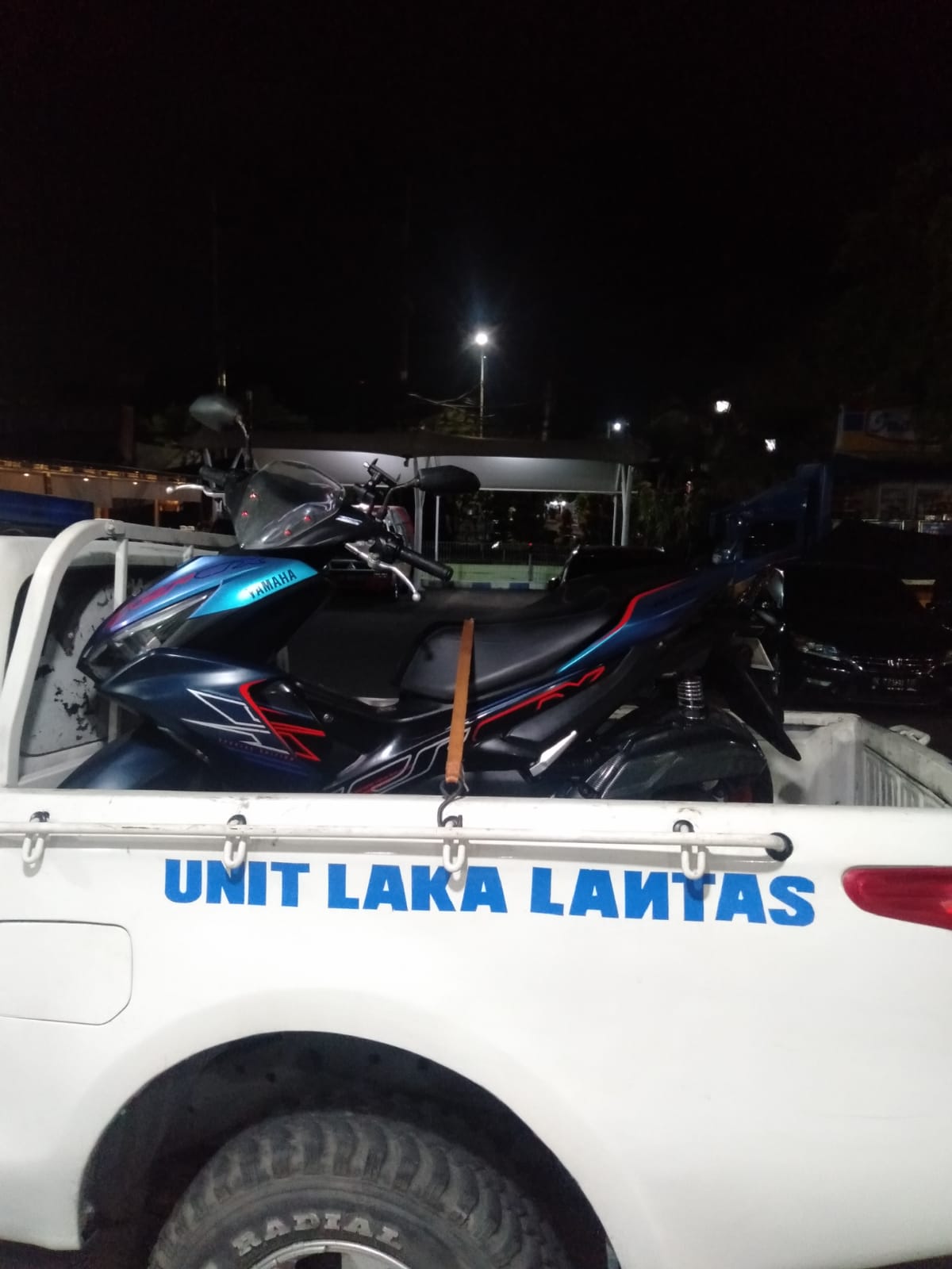 BARANG BUKTI: Sepeda motor korban kecelakaan di Jalan Tambak Osowilangun, Surabaya, Sabtu (20/9) malam diamankan Unit Gakkum Satlantas Polrestabes Surabaya. (IST/RADAR SURABAYA)