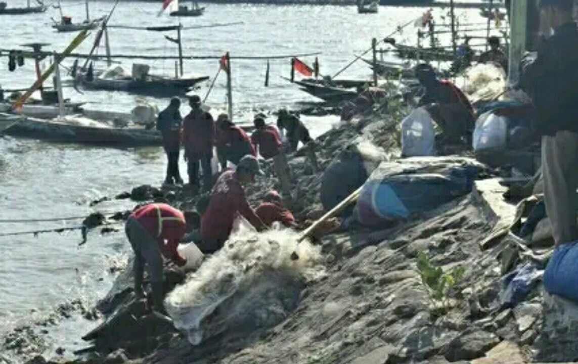 Kerja bakti membersihkan sampah di kawasan Jembatan Suramadu Surabaya.  (IST)