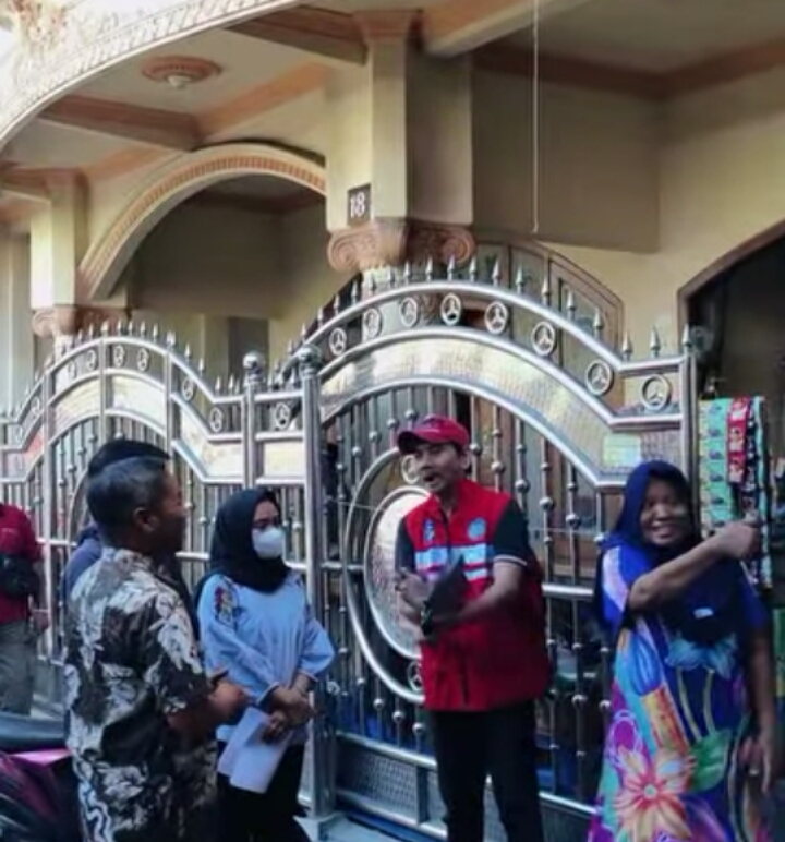 Petugas merazia salah satu rumah kos di Surabaya. (IST)